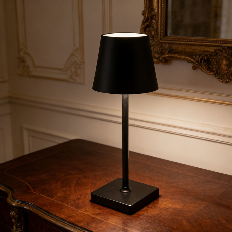 Deze lamp is een Amerikaans decoratief item voor in huis, zonder stekker.