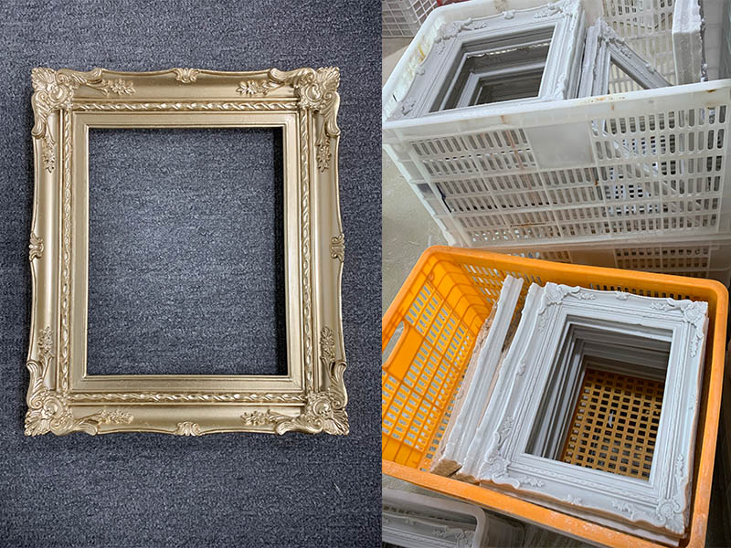 Aan de muur hangt een prachtige antieke fotolijst.